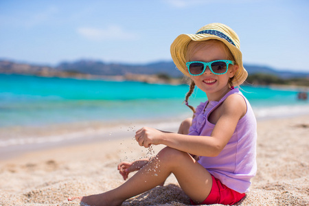 可爱的小女孩，在欧洲假期地处热带的海滩