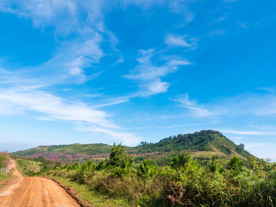 美丽的风景与乡间路, 山和蓝天。旅游理念