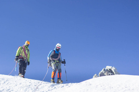 一群登山爬到白雪皑皑的山顶