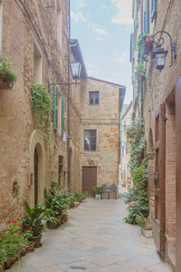 意大利托斯卡纳皮恩扎文艺复兴镇的旧街道和房屋