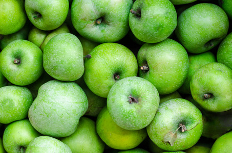 许多绿色苹果在整体框架