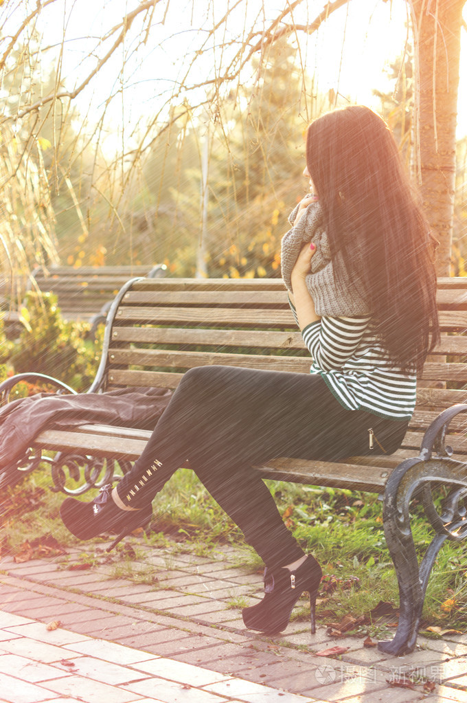 年轻漂亮的女人在秋天朴英
