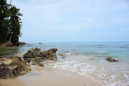 美丽的海滩, 清澈的水, 美丽的海滩和波浪。在晴朗的日子里