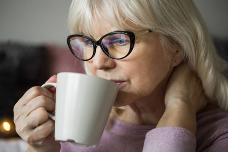 玻璃杯茶的沉思高级女士