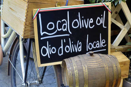 黑板文字是用意大利语写的, 用英语说有当地的橄榄油出售。