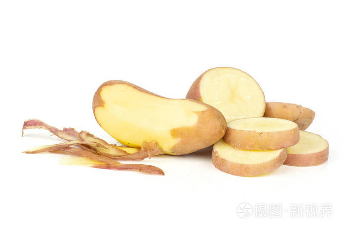 一组一个整体四片新鲜的红土豆francelina品种之一是去皮查出的白色
