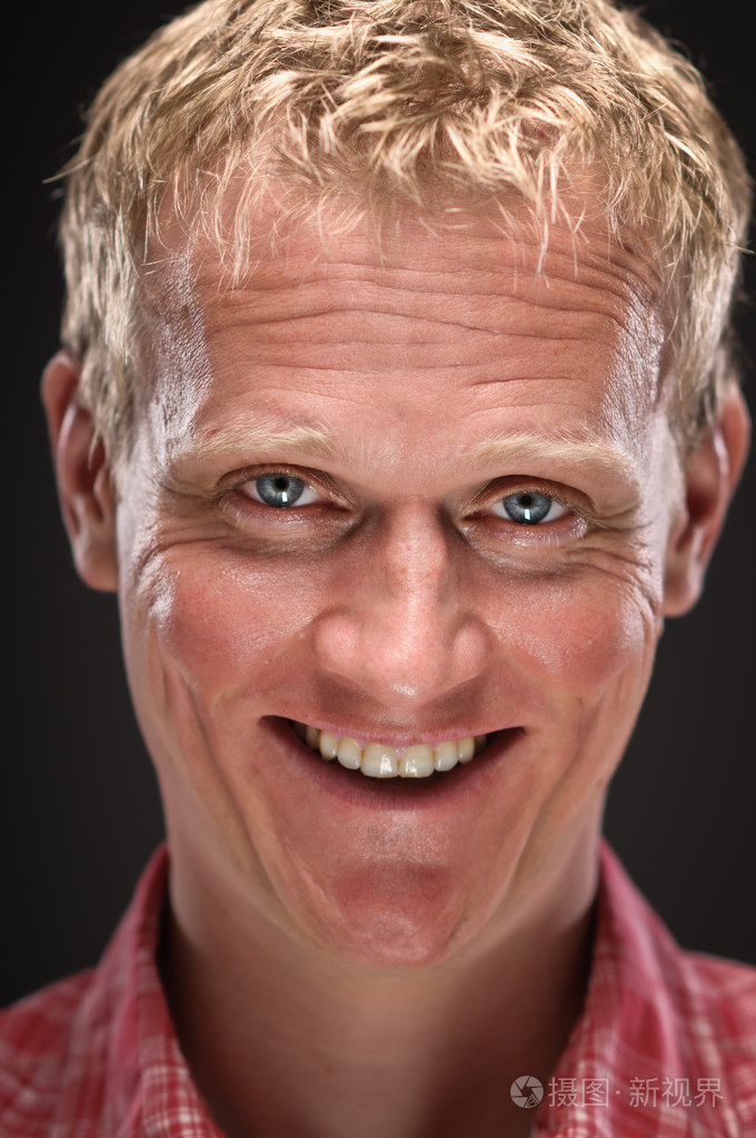 令人毛骨悚然的白种男人微笑