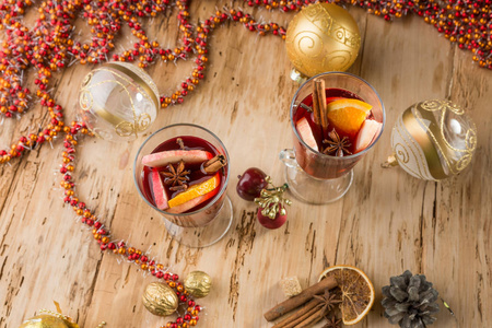 圣诞节在一张木制的餐桌上, 用香料和水果来调味红酒。圣诞节时的传统热饮料。顶部视图