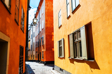 美丽的街道与五颜六色的建筑在老城区, 斯德哥尔摩, 瑞典