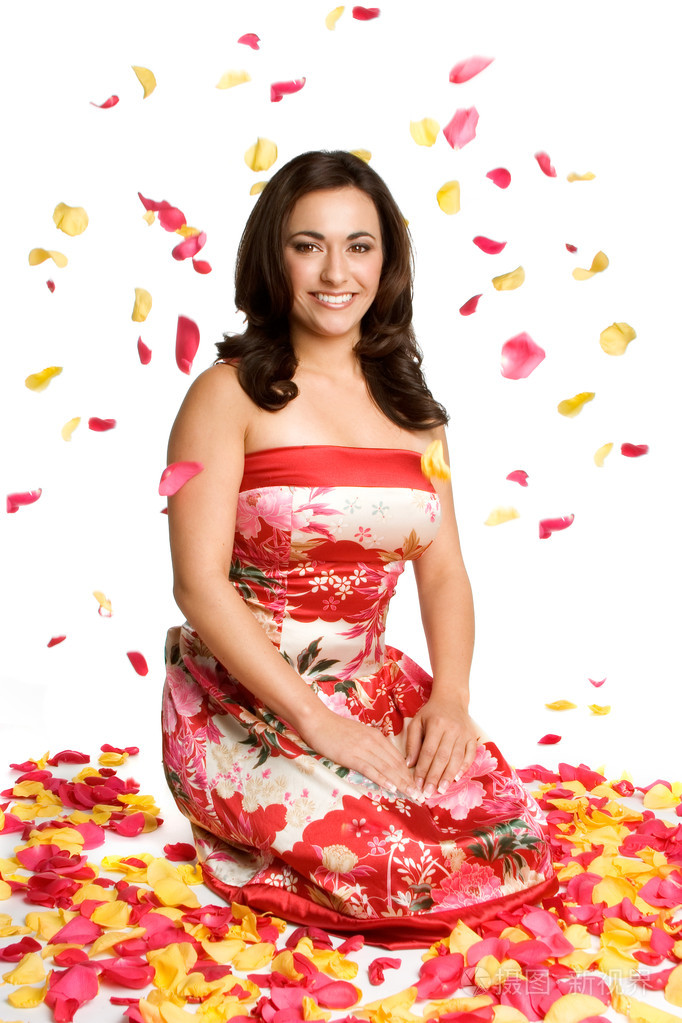 布鲁内特玫瑰花瓣背景上的肖像