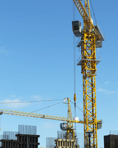 起重机和建设施工现场对蓝蓝的天空