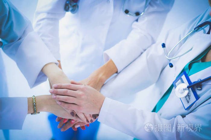 医生和护士在一个医疗团队堆叠的手