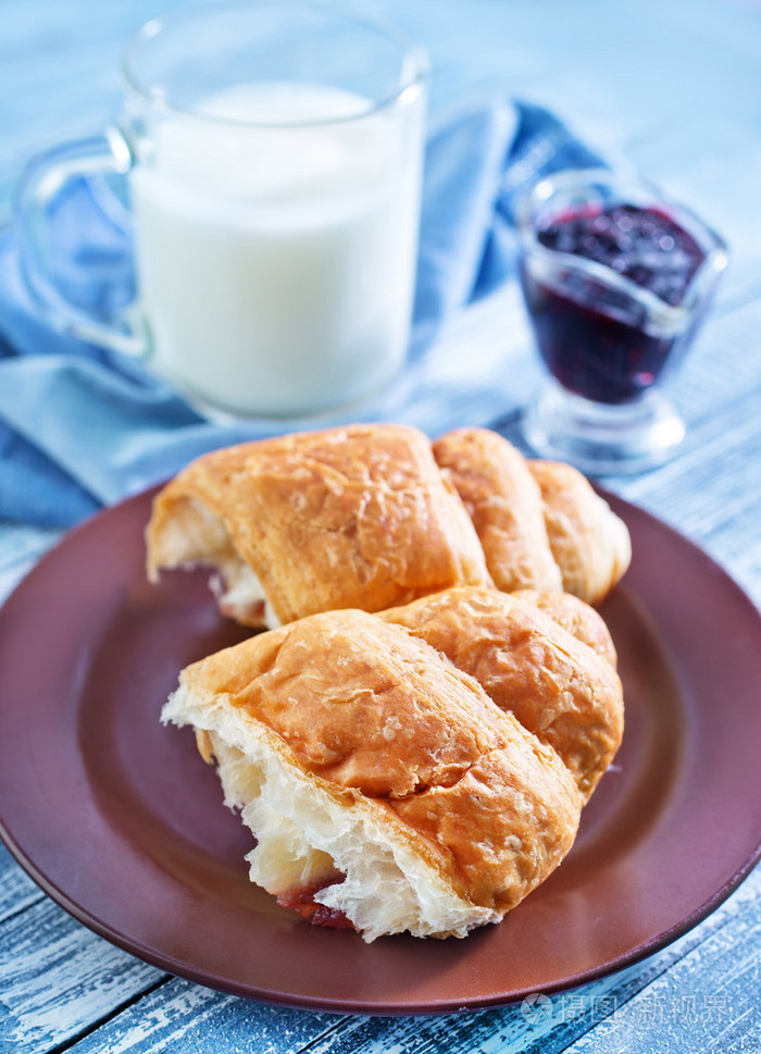 早餐和牛角面包