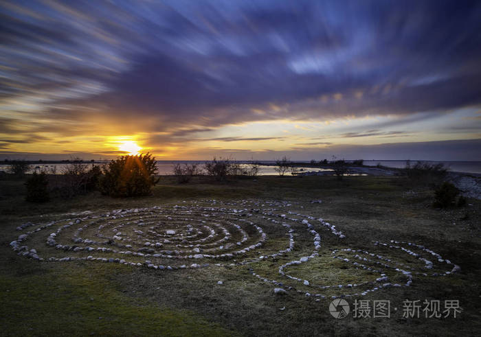 夕阳下草地上的石头铺成圆圈