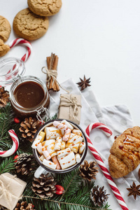 冬季热饮料。圣诞热巧克力或可可与棉花糖, 饼干在白色背景与圣诞装饰品。平躺