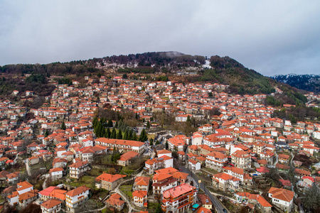 希腊北部伊庇村 Metsovo 的鸟瞰图