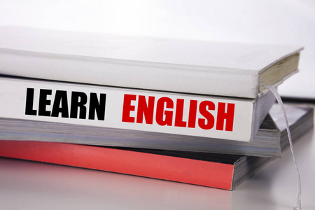 写显示学习英语的文字。语言学校的商业概念写在书上的白色背景