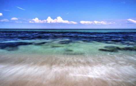 美丽的夏天风景与海浪在海滩上