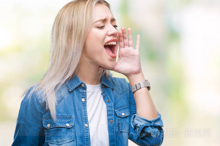 年轻的金发女郎在孤立的背景下大叫, 大声尖叫到一边与手在嘴上。沟通理念