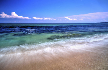 美丽的夏天风景与海浪在海滩上