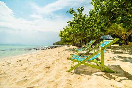 美丽的天堂海岛与椅子在海滩和海假日假期概念