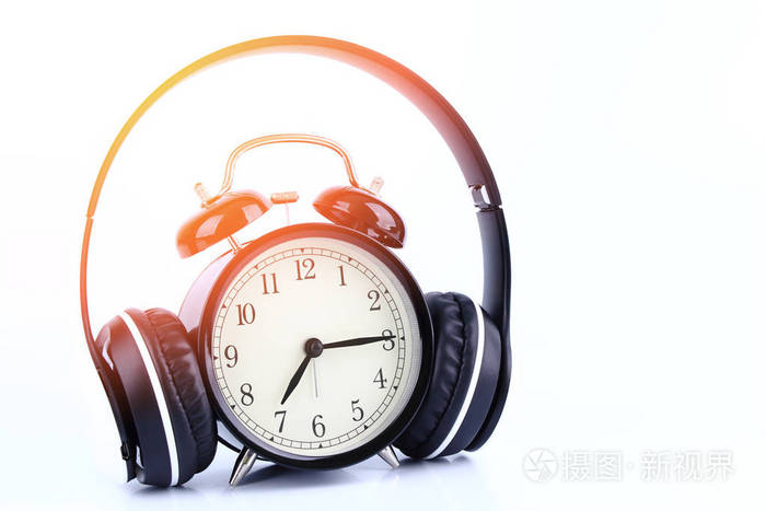 带耳机的复古黑色闹钟在白色背景下被隔离
