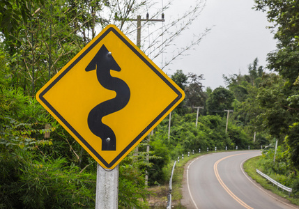弯道入口天际大道s弯道危险道路弯道标志闺房清晨新娘穿着白色连衣裙