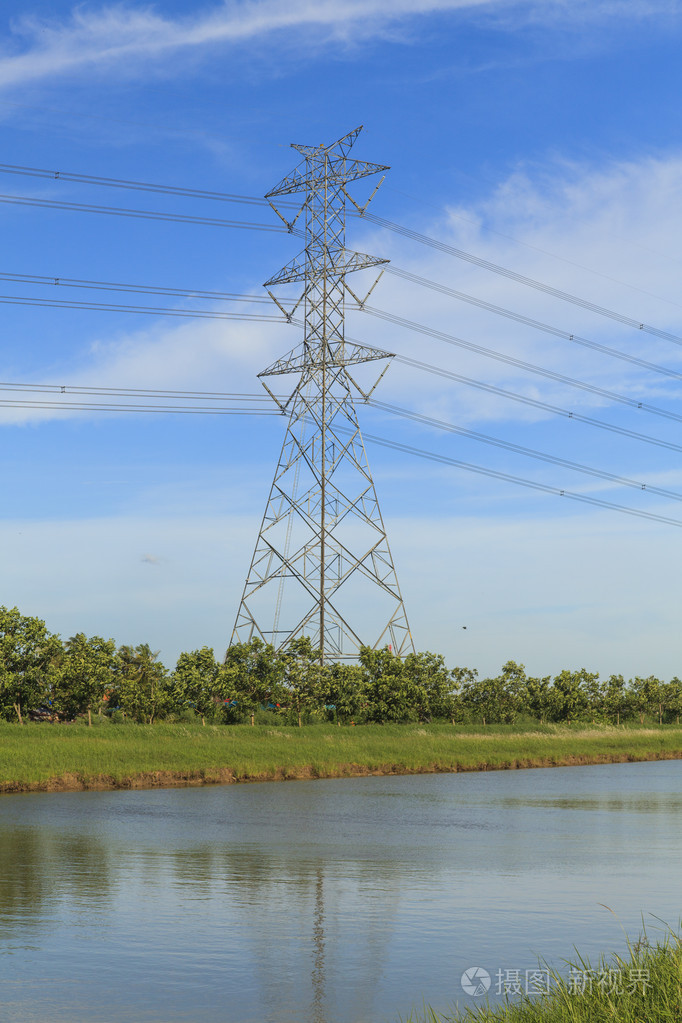 运河和高压电线杆