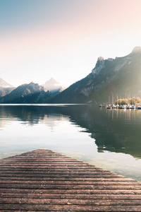 阿尔卑斯山的 Traunsee 湖奥地利。秋季景观