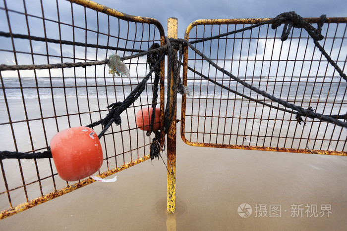 冬季海滩浮标和围栏