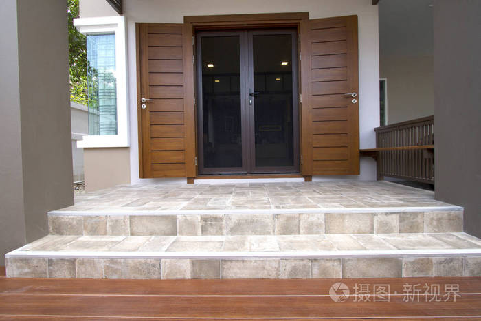 住宅主入口瓷砖地板和台阶