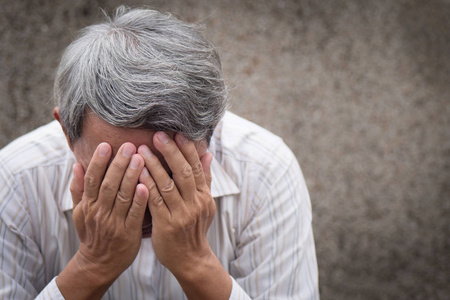 生病强调失败的老老人做 facepalm 手势