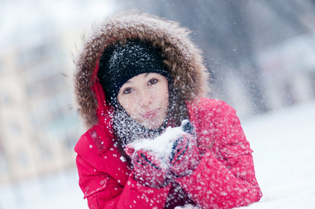 年轻女子戏剧与雪