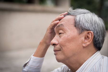 白发老人背影图片