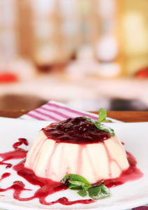 在明亮的背景上覆盆子酱布丁照片