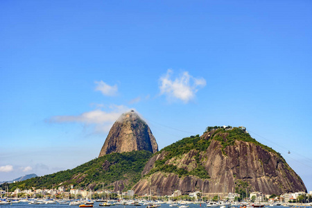 在里约热内卢的糖面包山, 小船和瓜纳巴拉海湾的早晨看法