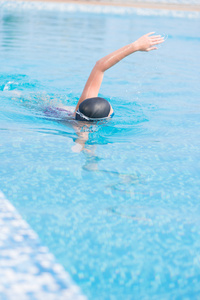 游泳自由泳样式的护目镜的女人