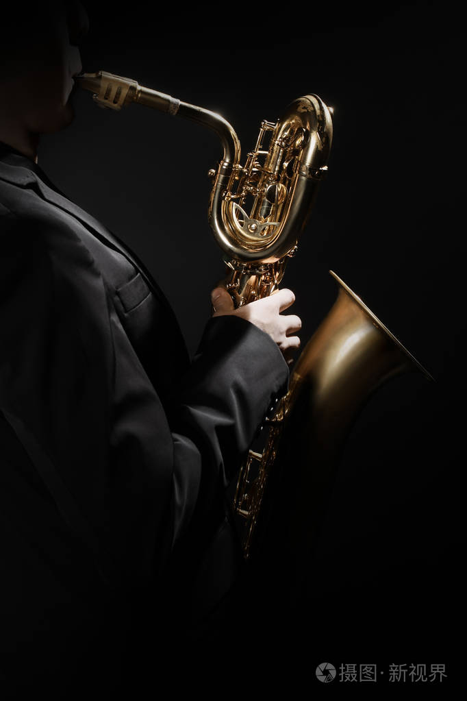 萨克斯管吹奏者手演奏爵士乐乐器.独立的男中音 sax 播放器