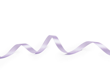 白色背景下的弯曲光紫色丝带