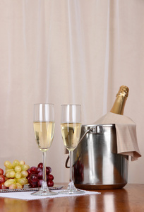 香槟和眼镜的圆桌会议上布背景图片