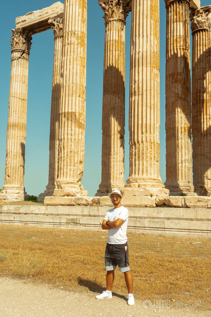 古希腊废墟中的时髦男人