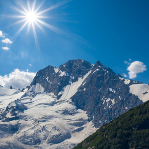 在雪中的山峰