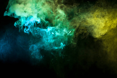 彩色烟雾蓝色, 黄色, 绿色在黑色孤立的背景。背景从 vape 的烟雾