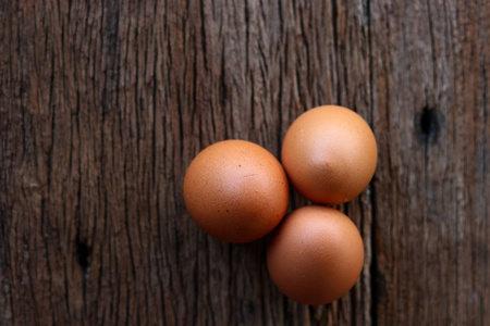 鸡蛋在木材的背景。顶部视图