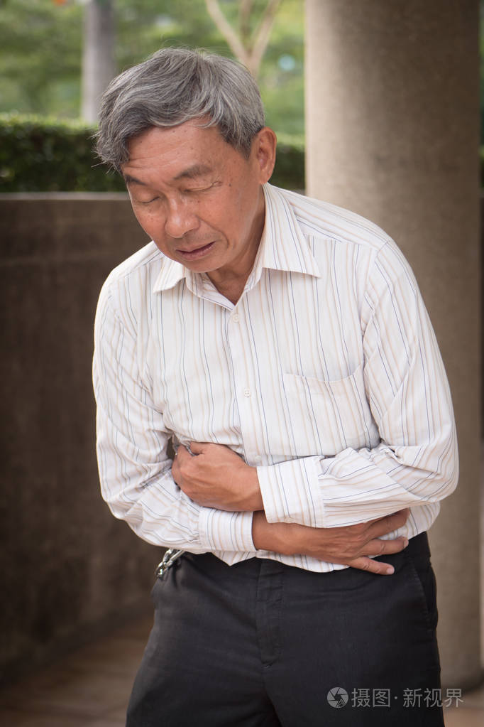 患有胃痛,消化不良,便秘,腹部或结肠癌的老年病人