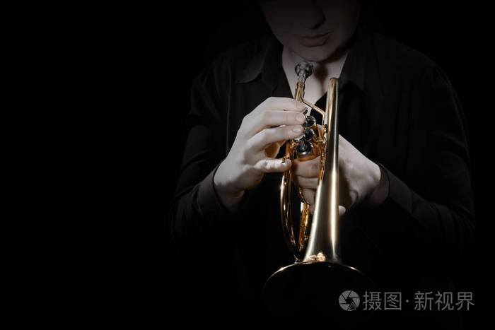 小号播放器管弦乐队黄铜乐器.演奏爵士音乐乐器特写镜头