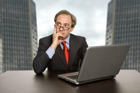 思考成熟的业务的人图片