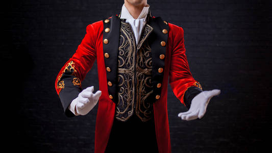 魔术师手里戴着白手套.关注背心照片