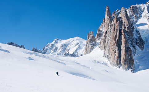 滑雪下坡去高山冰川