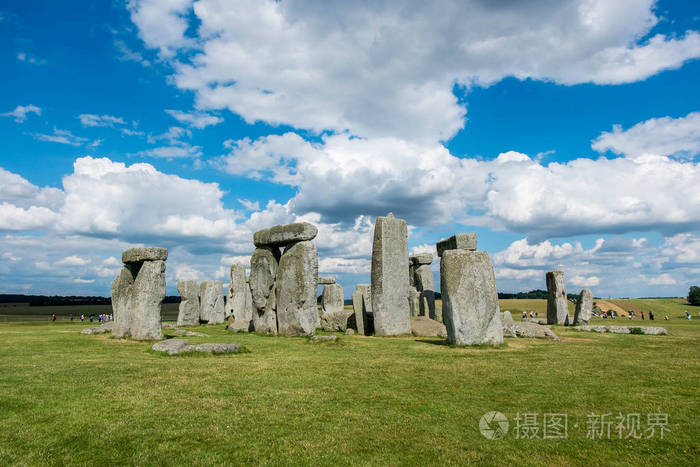 巨石阵, 英格兰。英国。蓝色多云的天空